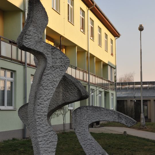 Skulptura před bytovkou u E.ONu