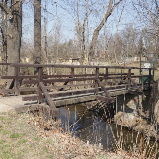 Lávka přes Rokytku u hřišť v Dolních Počernicích