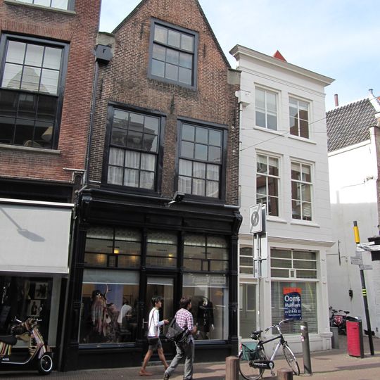 Pand met tot puntgevel gewijzigde trapgevel waarin schuiframen stijl