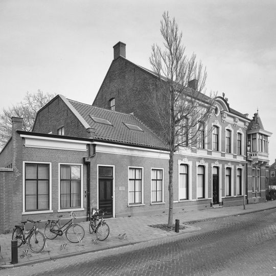 Fabrikantenhuis met aangebouwde fabriekswinkel