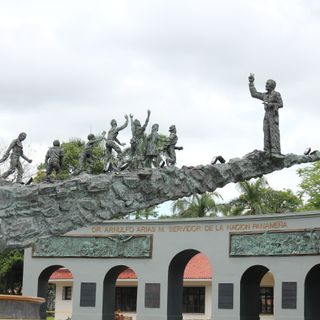 Monumento a Arnulfo Arias
