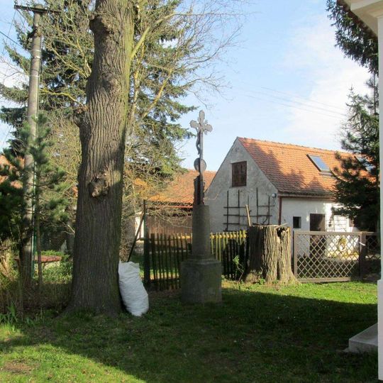Kříž u kaple v Boubíně