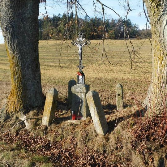 Kříž u silnice severně od Těšenova