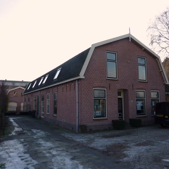 Bollenschuur met twee woonhuizen