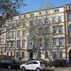 Mietshaus in geschlossener Bebauung mit Vorgarten Straße der Nationen 71