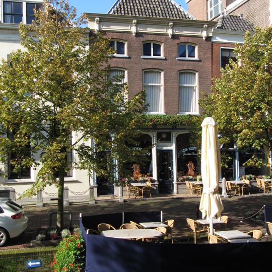 Pand onder dwars schilddak en met lijstgevel