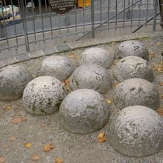 Zehn Geschützkugeln, sogenannte Hussitenkugeln