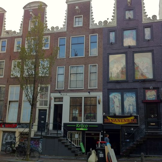 Huis uit 1941, vanwege onderdelen: stoep, kelderpui, vleugelstukken en fronton