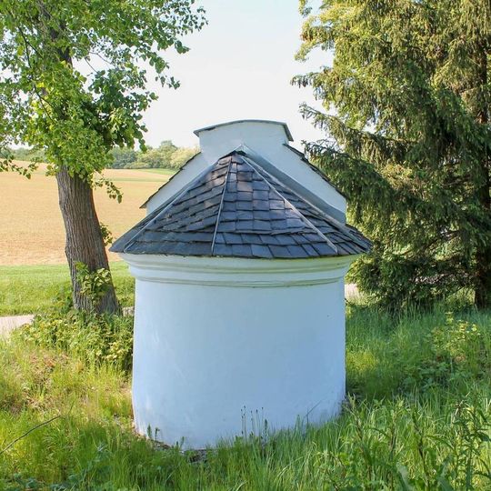 Kaplička svatého Jana Nepomuckého u Penčína na křižovatce