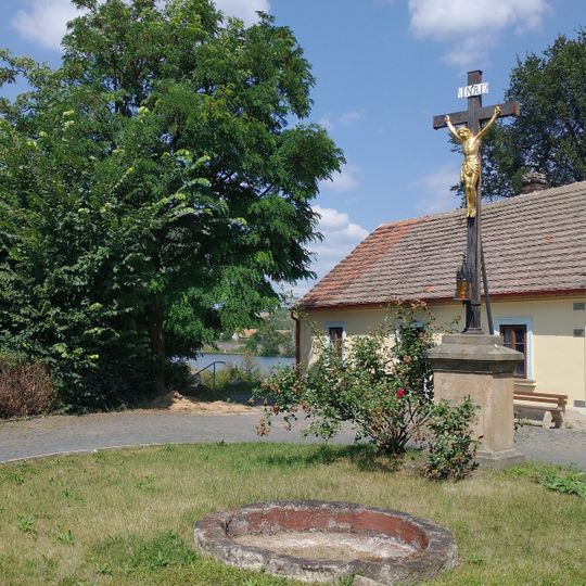 Kříž u kostela v Počaplech