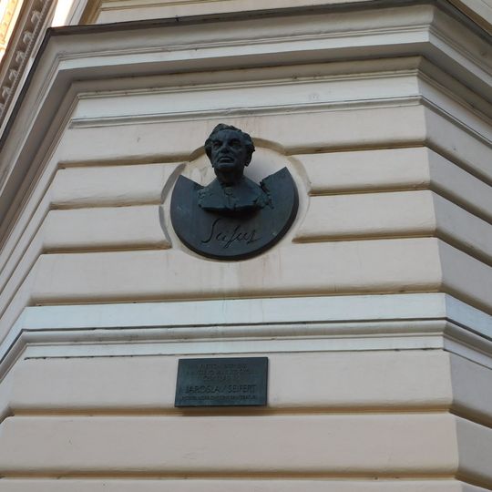 Pamětní deska Jaroslava Seiferta na domě Vlkova 800/31 na Žižkově