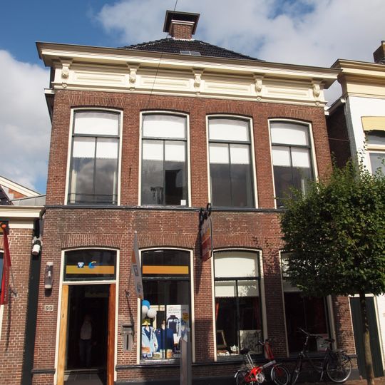 Herenhuis in eclectische stijl met aangebouwd fabrieksgedeelte en kantoor