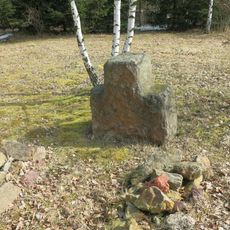 Odpočivný kámen u kaple v skanzenu Stará Ves v Chomutově