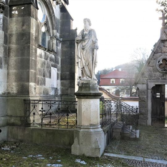 Socha svatého Pavla u kaple na hřbitově v Raspenavě