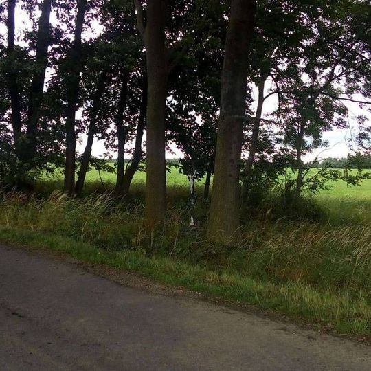 Kříž východně od Zhořce u rozcestí