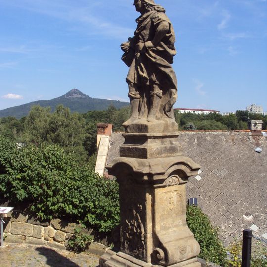 Socha svatého Floriána u cesty ke kostelu sv. Petra a Pavla v Mimoni