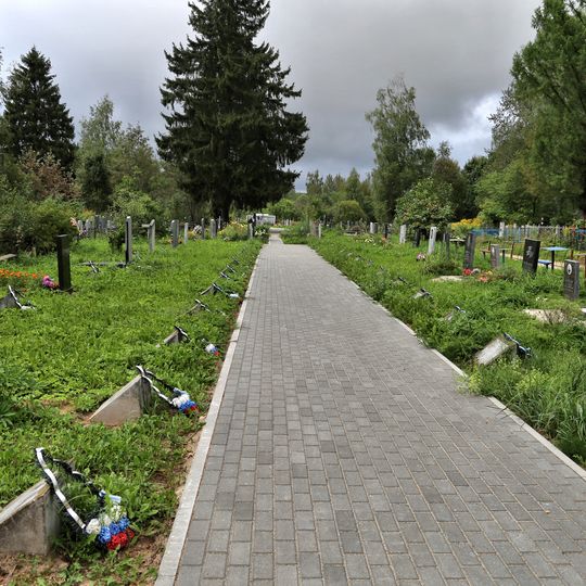 Воинское кладбище, на котором захоронено 107 советских воинов, умерших от ран в госпитале в годы Великой Отечественной войны