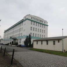Fabrikanlage mit Fabrikgebäude, ehemaliger Maschinenhalle (heute Auktionshaus) und ehemaligem Gesellschaftshaus (heute Handelseinrichtung) Paul-Gruner-Straße 58; 68