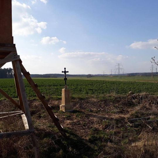 Kříž jižně od Lochousic u rozcestí