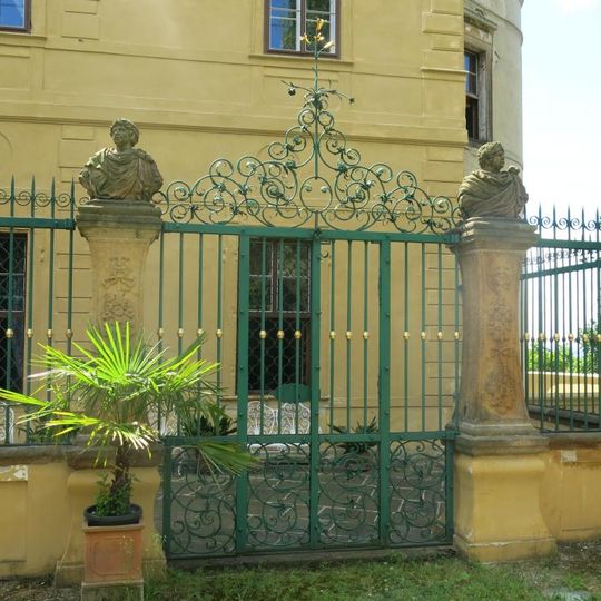 Busty v antickém stylu vpravo v ohradě zámeckého parku v Jezeří