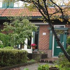 Twee middenstandswoningen onder 1 kap