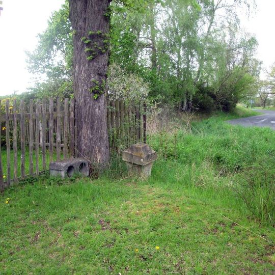 Kříž v Hůrkách u křižovatky