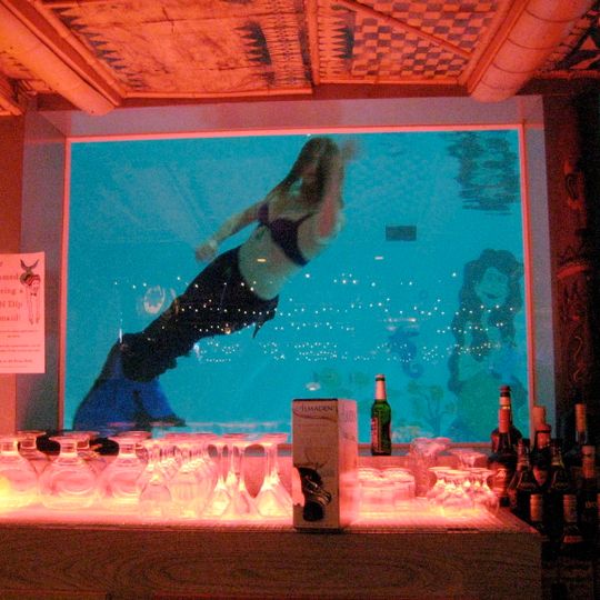 Sip 'n Dip Lounge