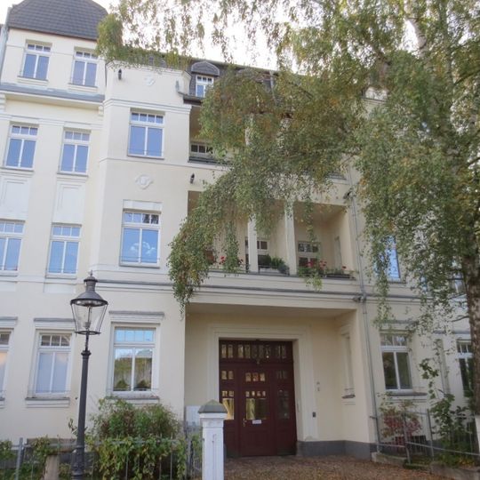 Mietshaus in geschlossener Bebauung konzipiert, mit Vorgarten und Einfriedung Dorotheenstraße 21