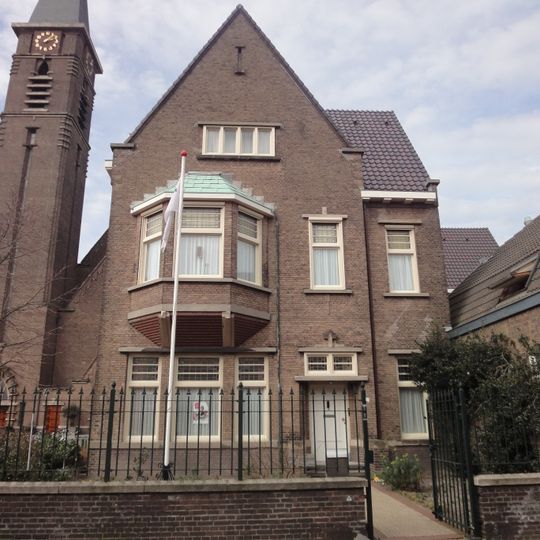 Pastorie van de Sint-Adrianuskerk