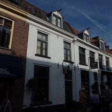 Woonhuis onder gewijzigd zadeldak, waarin dakvenster met vleugelstukken