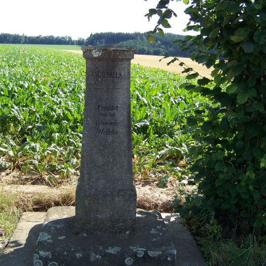 Gedenksäule westlich des Ortes