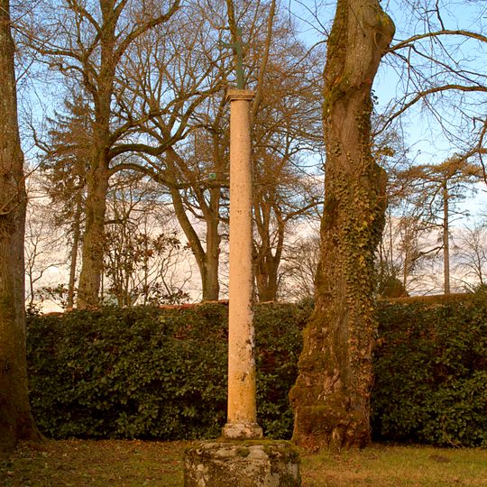 Croix de chemin à côté de l'Église de la Nativité de la Vierge