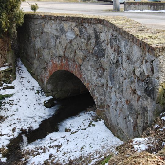 Klenutý most na návsi v Písecké Smolči