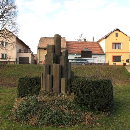 Pomník padlým na návsi v Dubanech