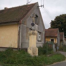 Kříž na křižovatce v Libákovicích