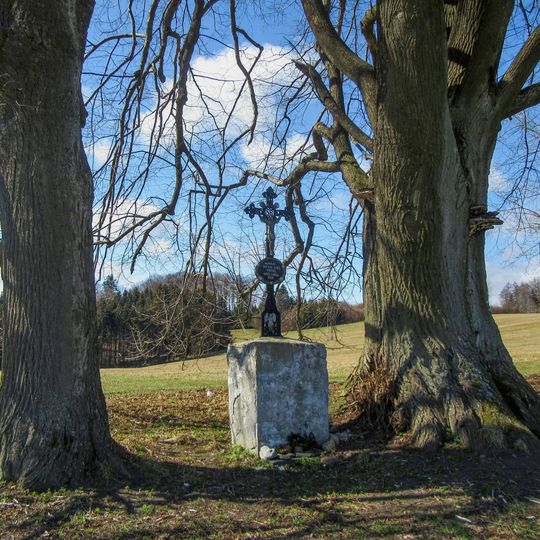 Kříž v Kopřivné u cesty na Nový hrad