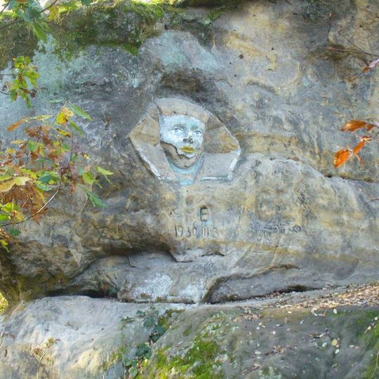 Skalní reliéf Sfinga u lesní cesty východně od Ješovic