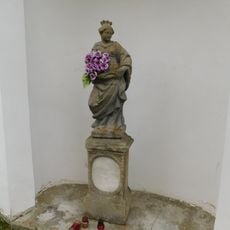 Socha Panny Marie na hřbitově u kostela Povýšení svatého Kříže v Chyši