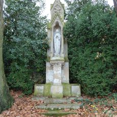 Bloemendal Castle: Statue of Mary in niche on pedestal
