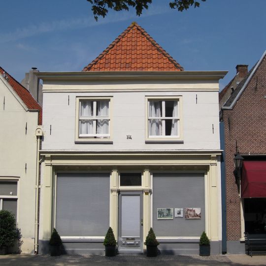 Gepleisterd pand met lijstgevel