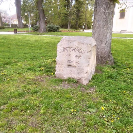 Pomník Lípy svobody v parku u kostela svaté Trojice v Novém Bydžově