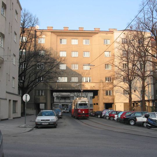 Kommunaler Wohnbau, Pfannenstiel-Hof mit Brunnen