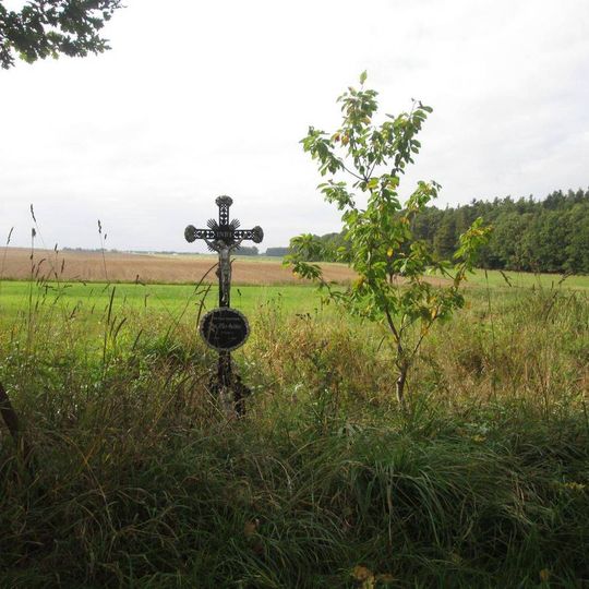Kříž severně od Vlkovic pod hrází rybníka