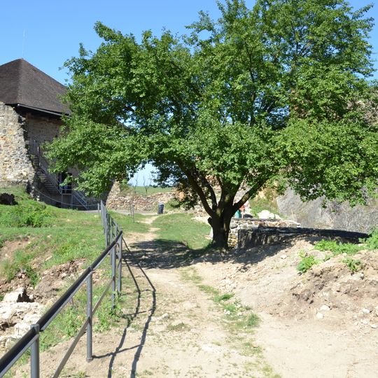 Fiľakovský hrad, nádvorie hradné II.