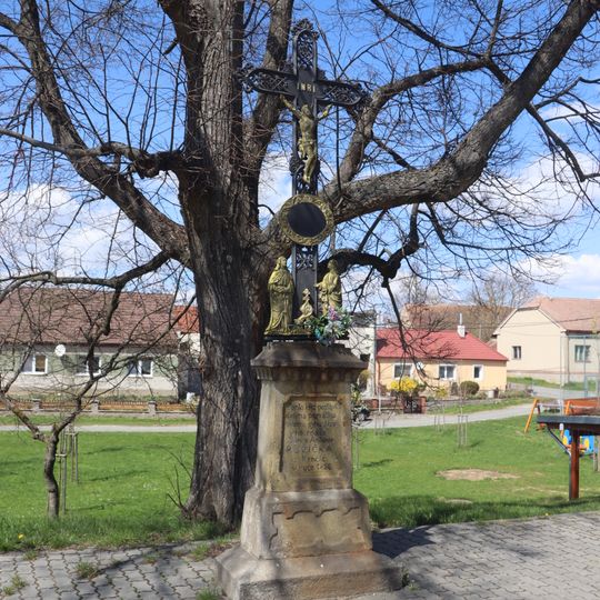 Kříž v Krnčicích střed obce