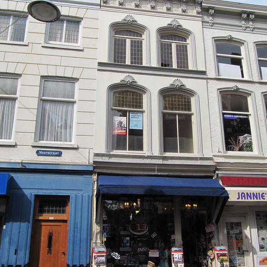 Pand met aan de voorstraatshaven puntgevel