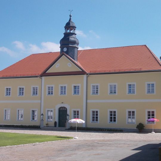 Einzeldenkmale o. g. Sachgesamtheit: Herrenhaus und Gutsscheune sowie zwei barocke Putten Alter Teichweg 3