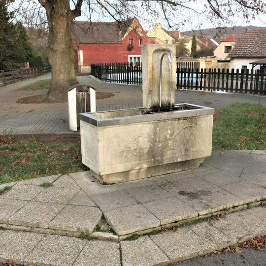 Kašna na návsi v Řehlovicích