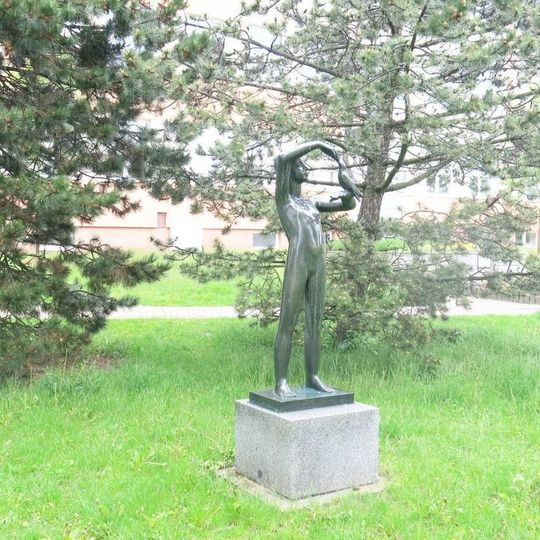 Socha Mládí před školou v Tyršově ulici v Bystřici nad Pernštejnem