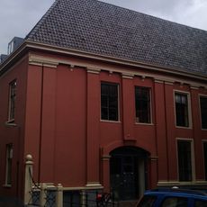 Pand dat deel uitmaakt van complex van drie panden, die drie zijden van een kleine binnenplaats omsluiten